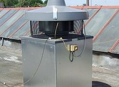 Ipari csarnok tetőszellőző ventilátora zajcsillapító szívódobozra építve.